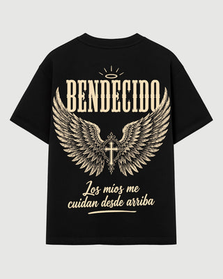Playera Bendecido – Me Cuidan Desde Arriba