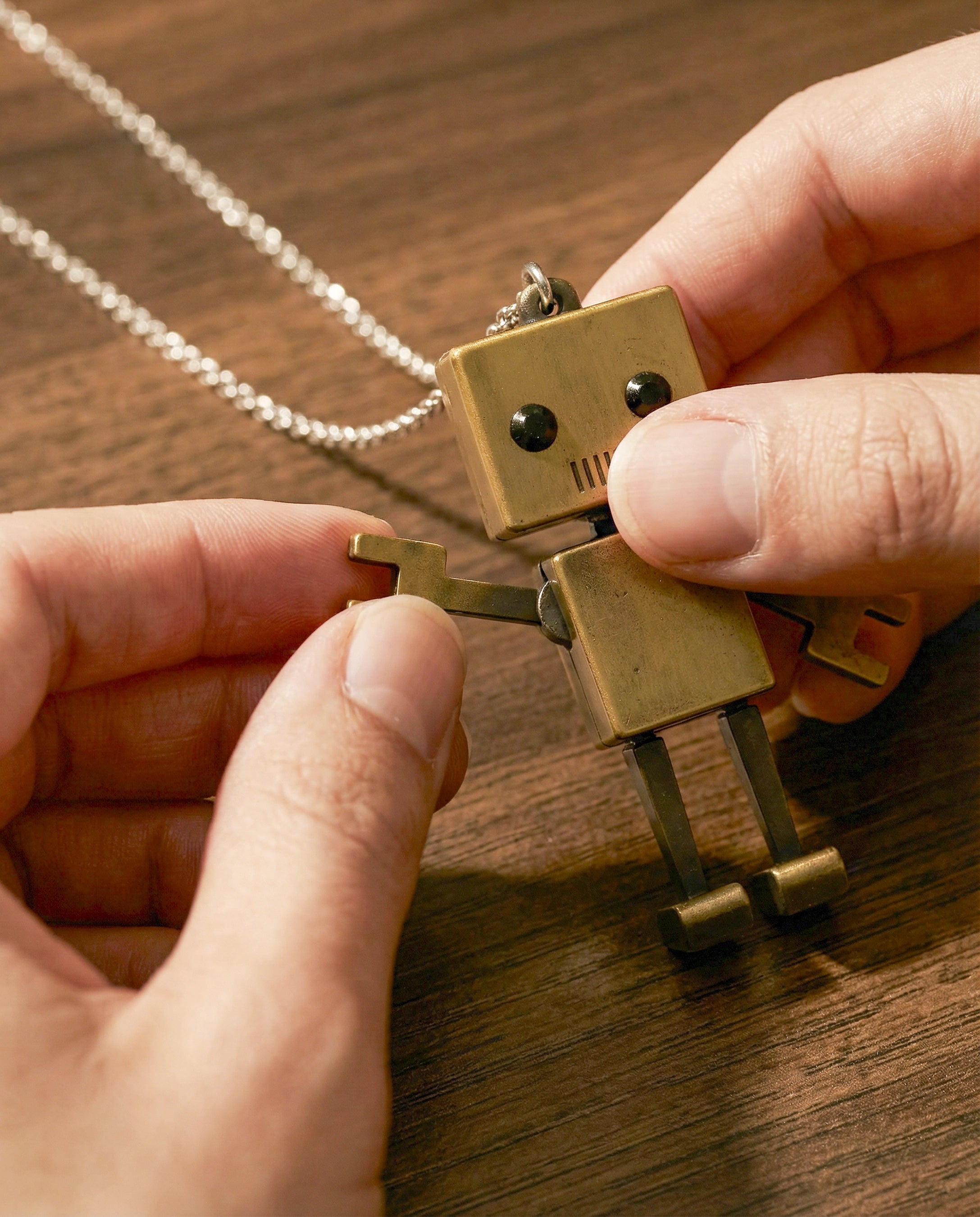 Collar Tinbot – Pequeño, metálico, inolvidable