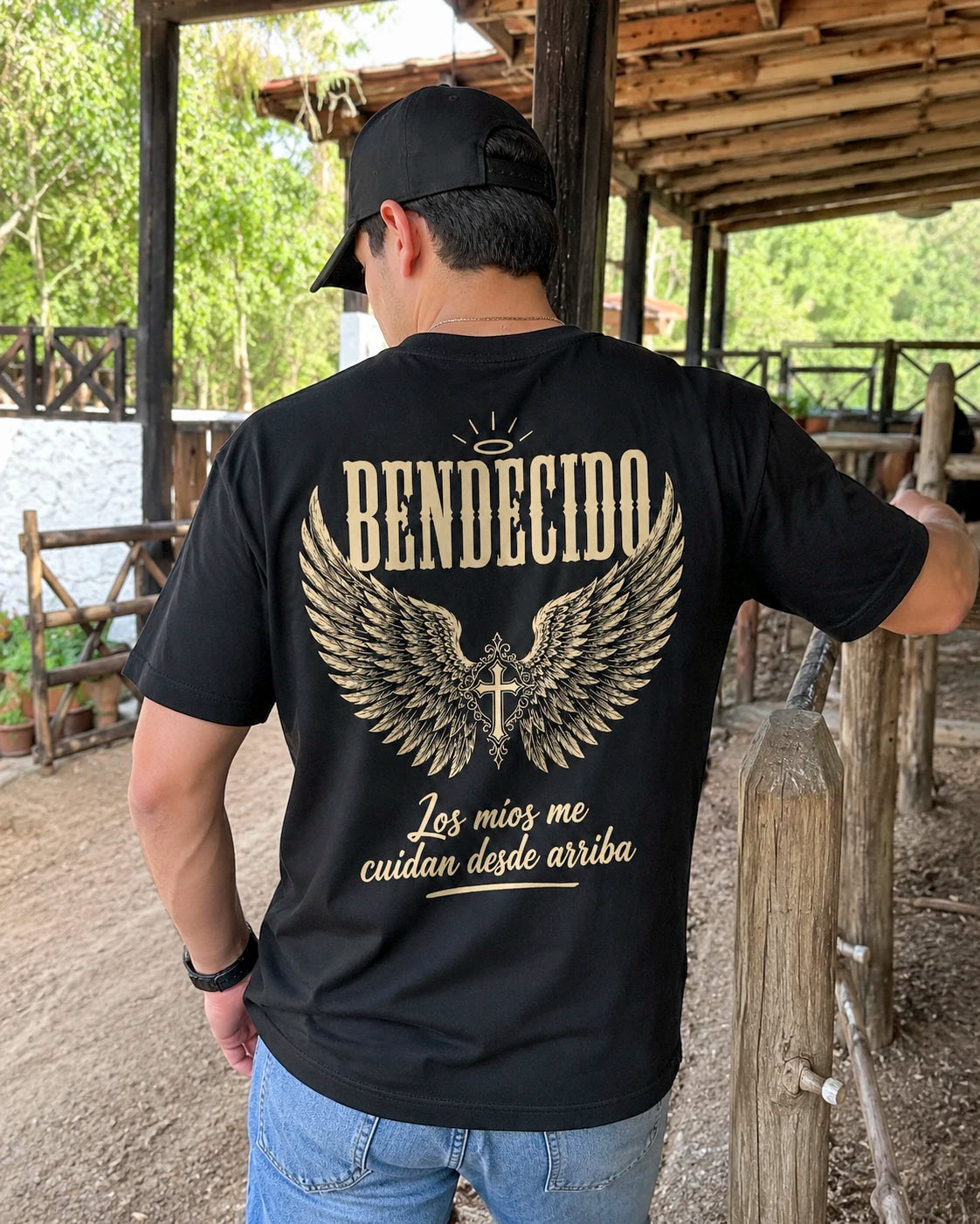 Playera Bendecido – Me Cuidan Desde Arriba