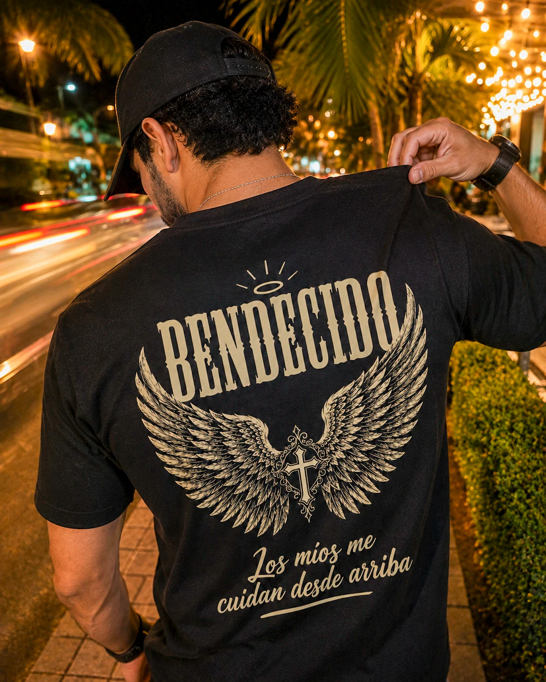 Playera Bendecido – Me Cuidan Desde Arriba
