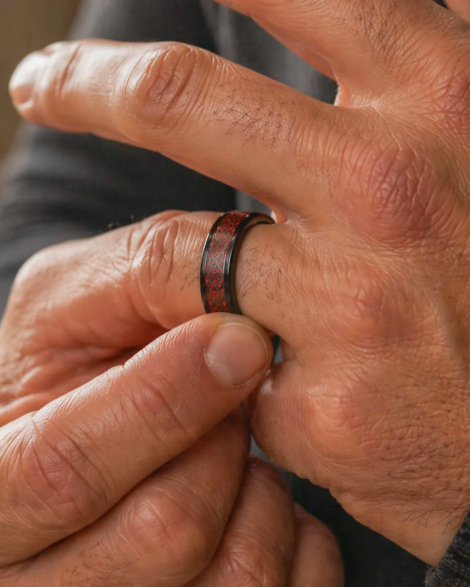 Anillo Dragón Celta – Carbón y Escarlata