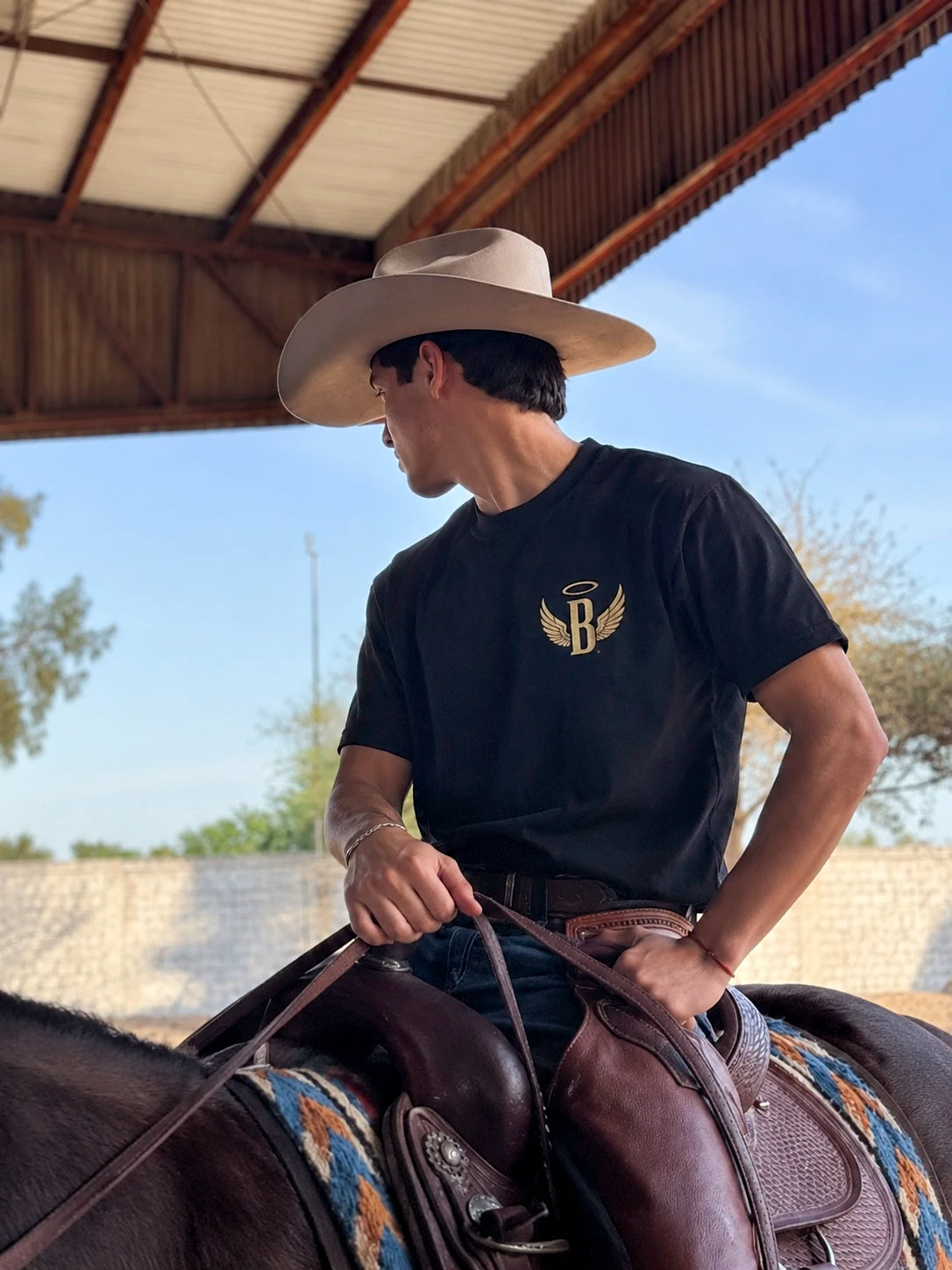 Playera Bendecido – Me Cuidan Desde Arriba