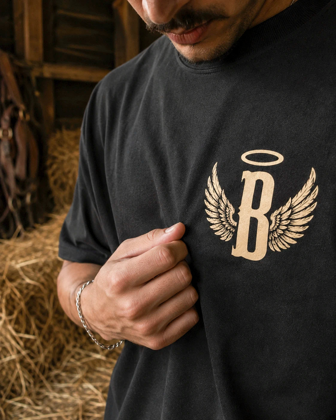 Playera Bendecido – Me Cuidan Desde Arriba