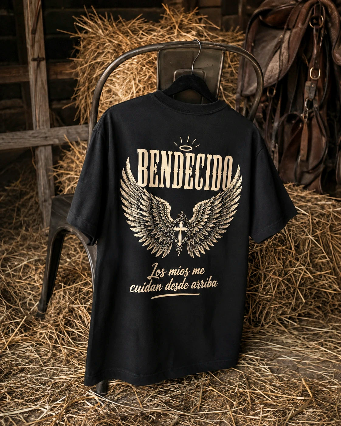Playera Bendecido – Me Cuidan Desde Arriba