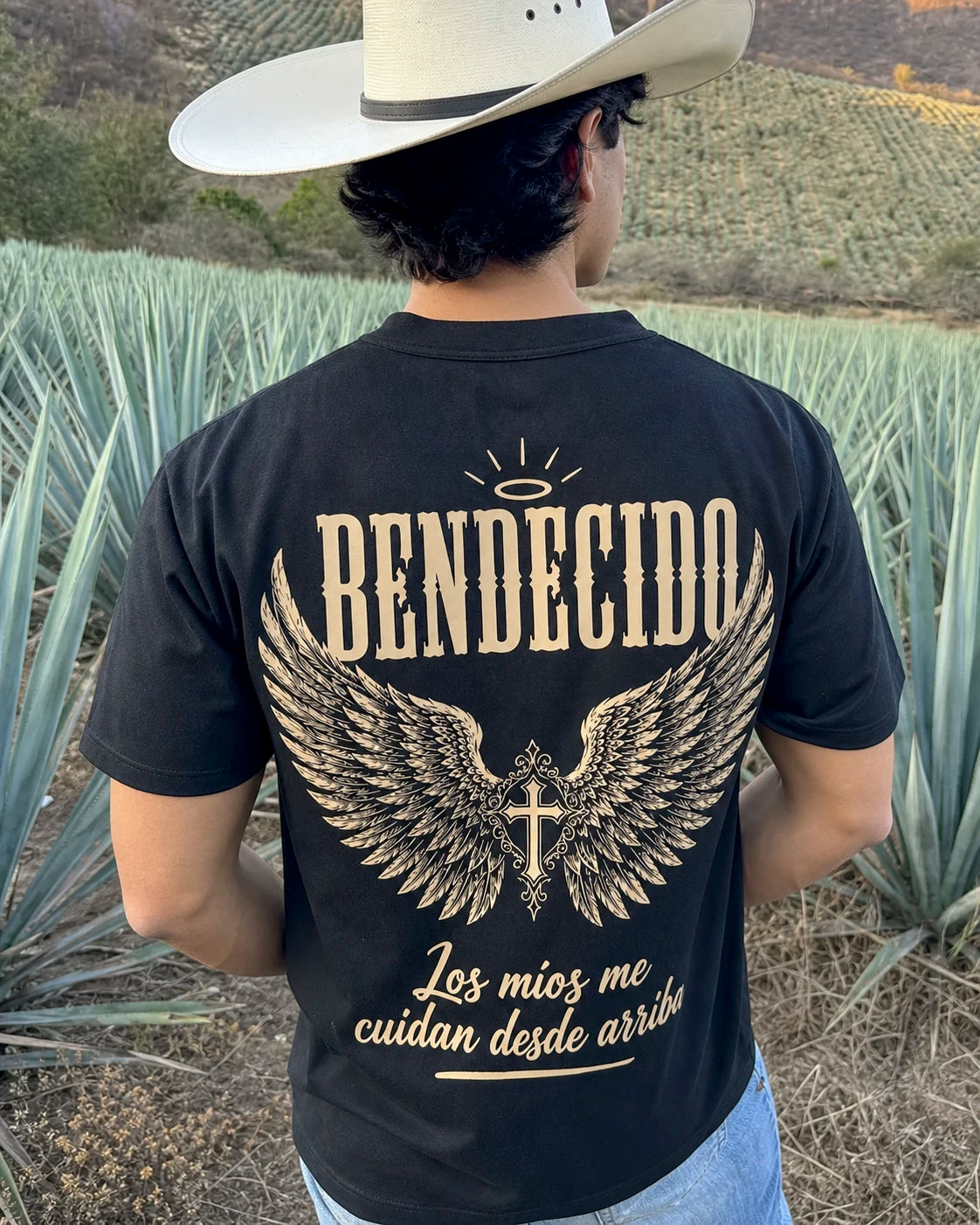 Playera Bendecido – Me Cuidan Desde Arriba