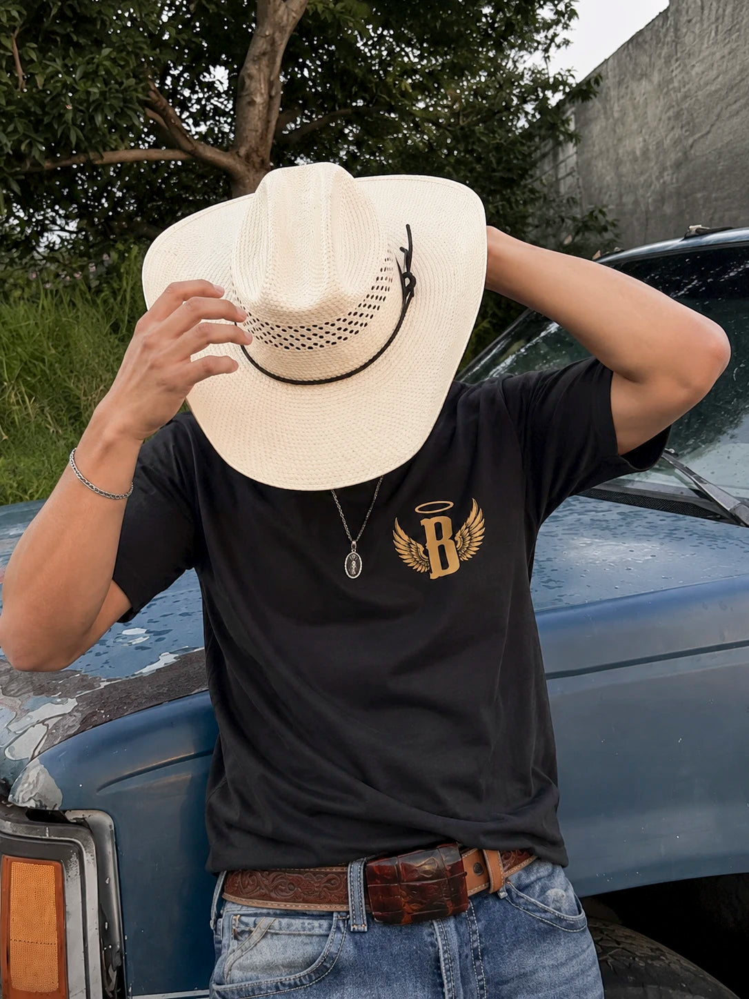 Playera Bendecido – Me Cuidan Desde Arriba