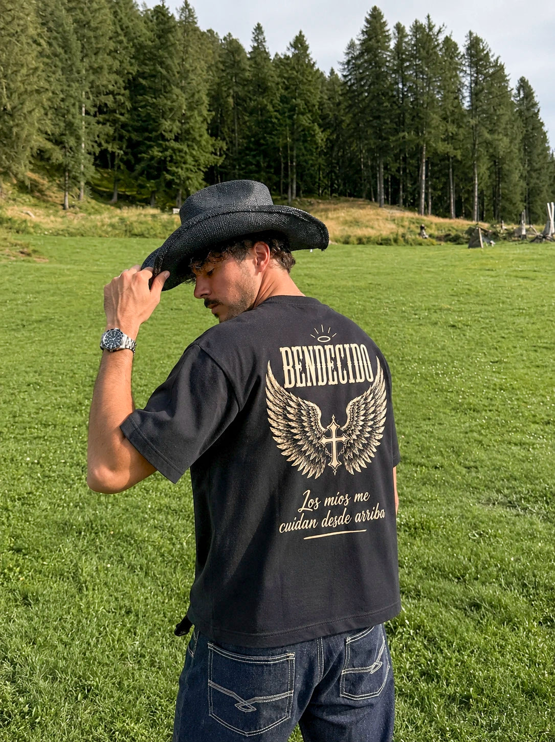 Playera Bendecido – Me Cuidan Desde Arriba
