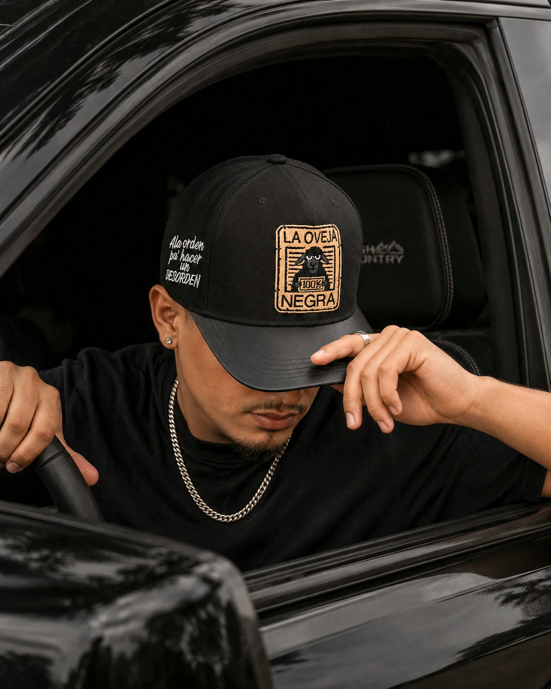 Gorra La Oveja Negra – Pa' Hacer un Desorden