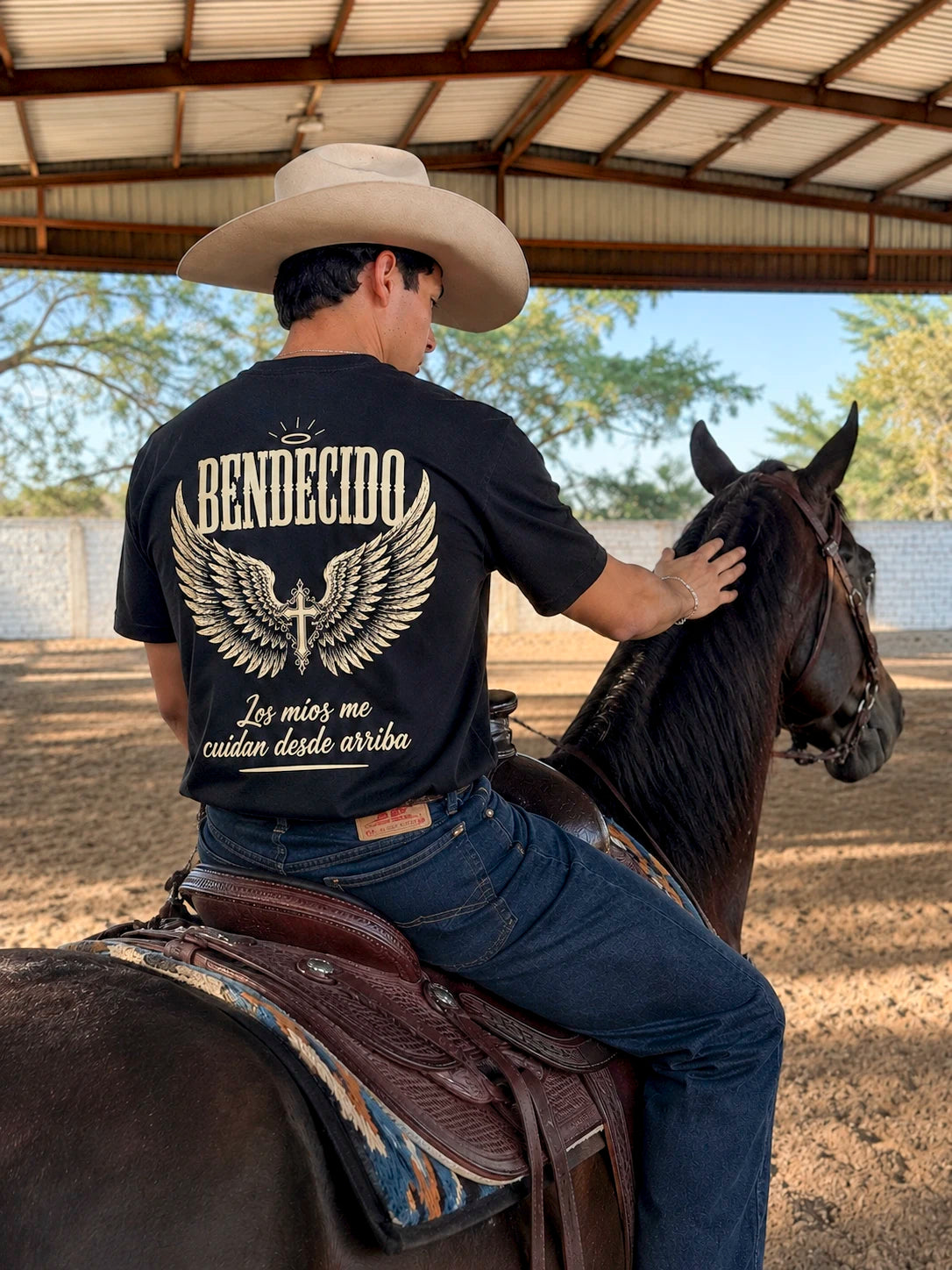 Playera Bendecido – Me Cuidan Desde Arriba