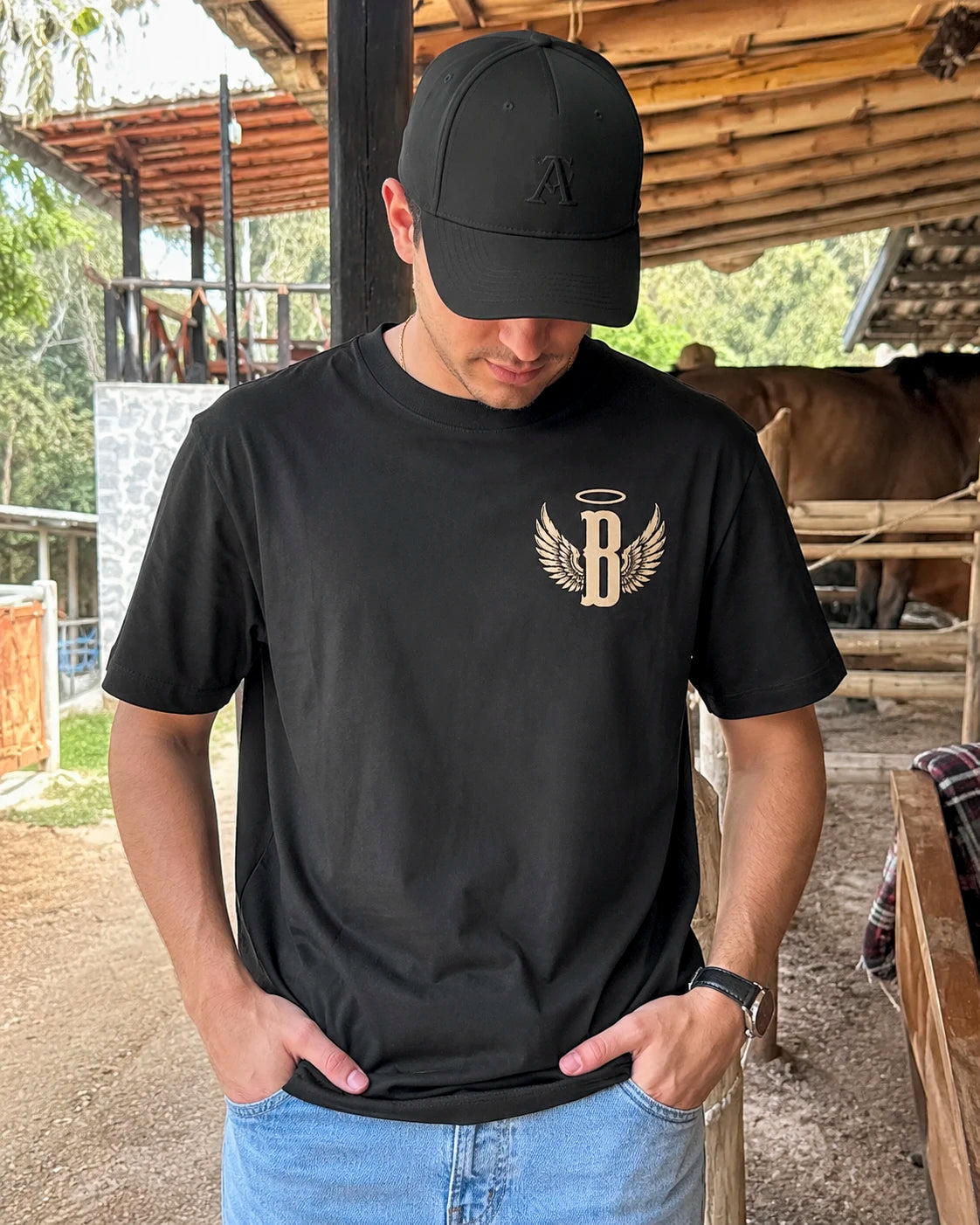 Playera Bendecido – Me Cuidan Desde Arriba