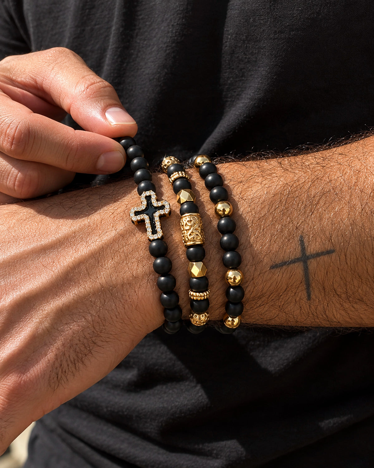 Set 3 Pulseras Cruz – Negro y Dorado