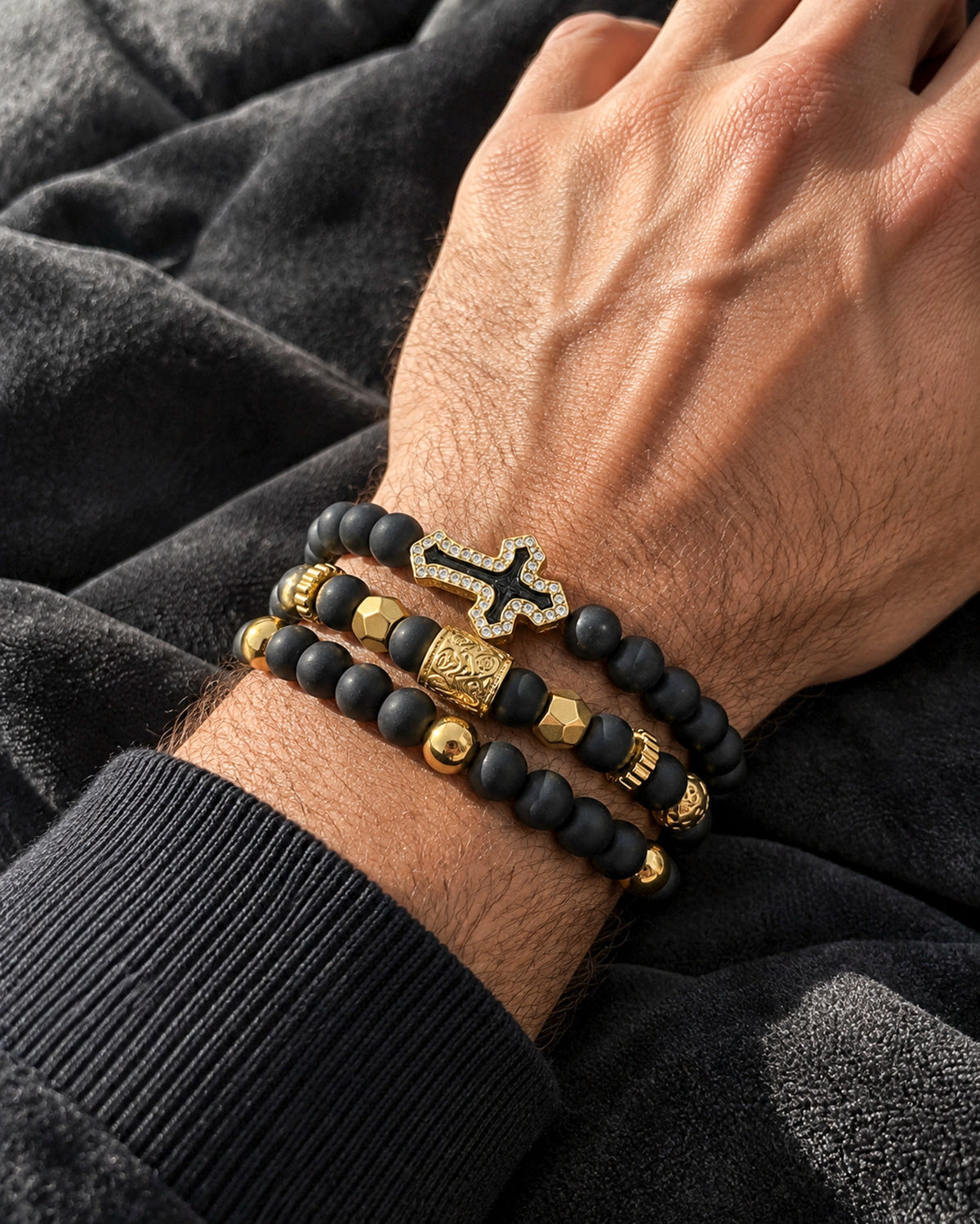 Set 3 Pulseras Cruz – Negro y Dorado