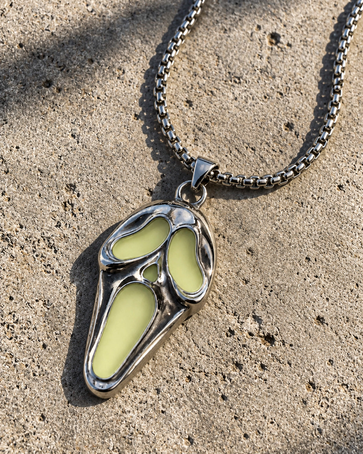 Collar Ghostface – Brilla en la Oscuridad