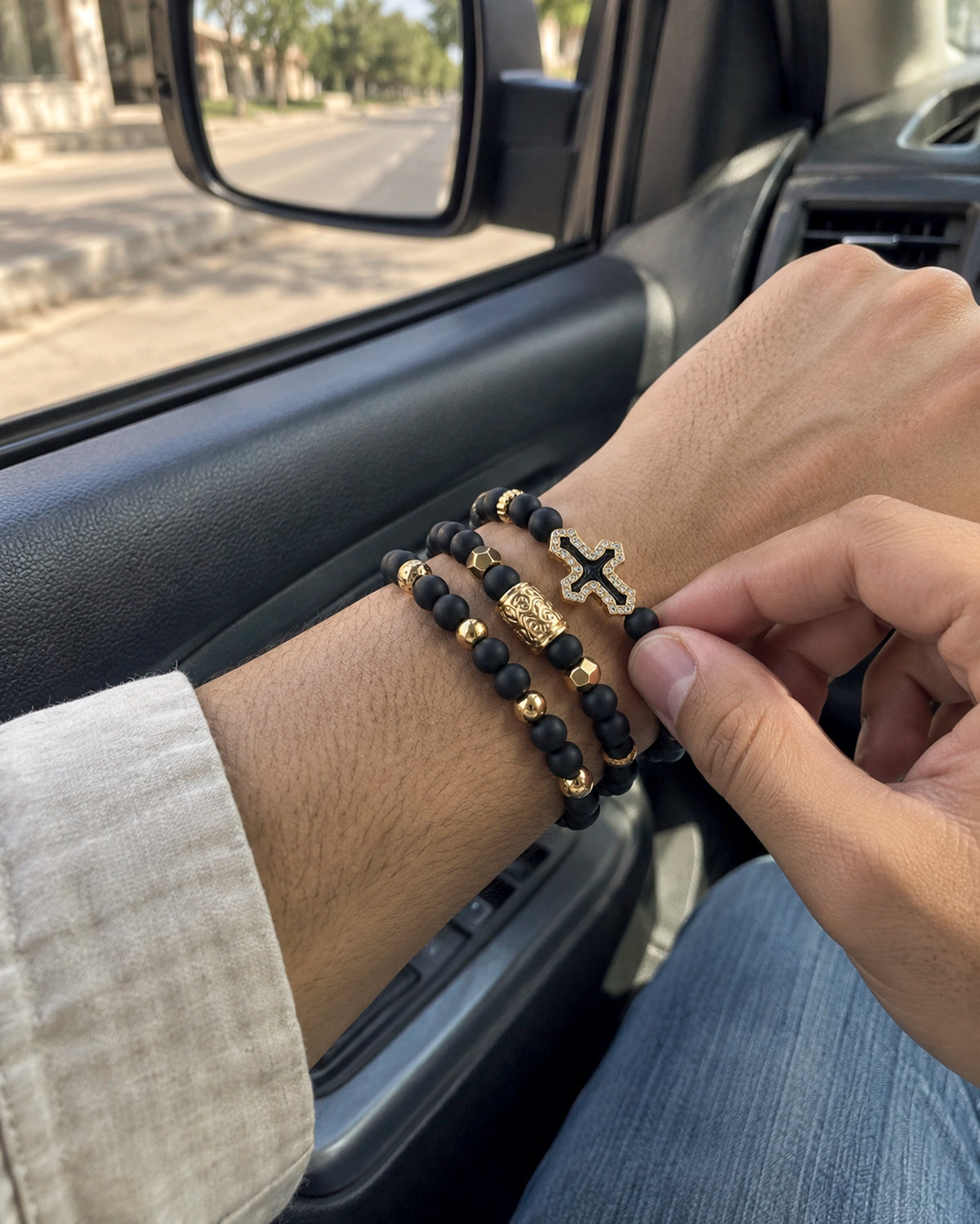 Set 3 Pulseras Cruz – Negro y Dorado