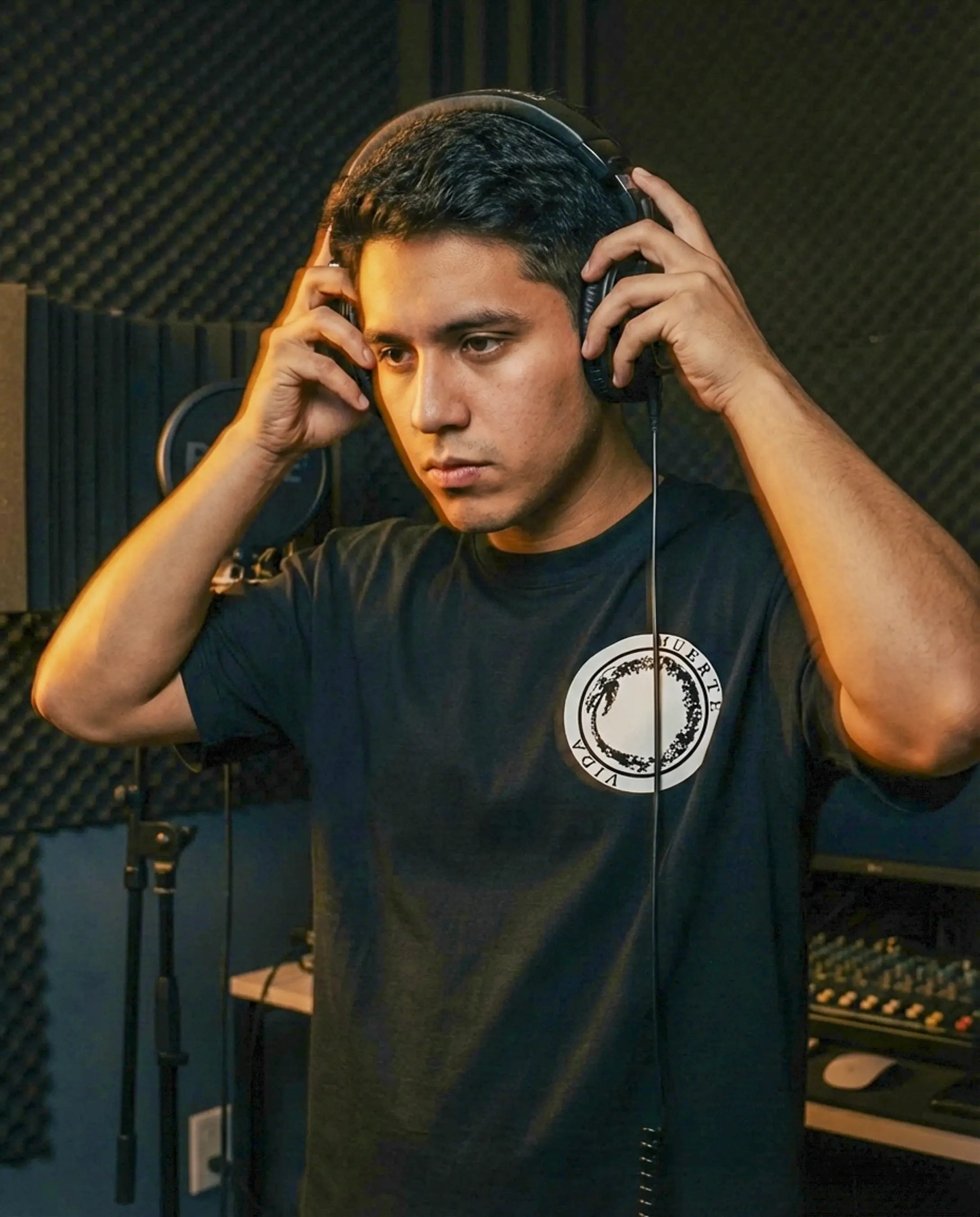 Playera All We Need Is Love – Canserbero