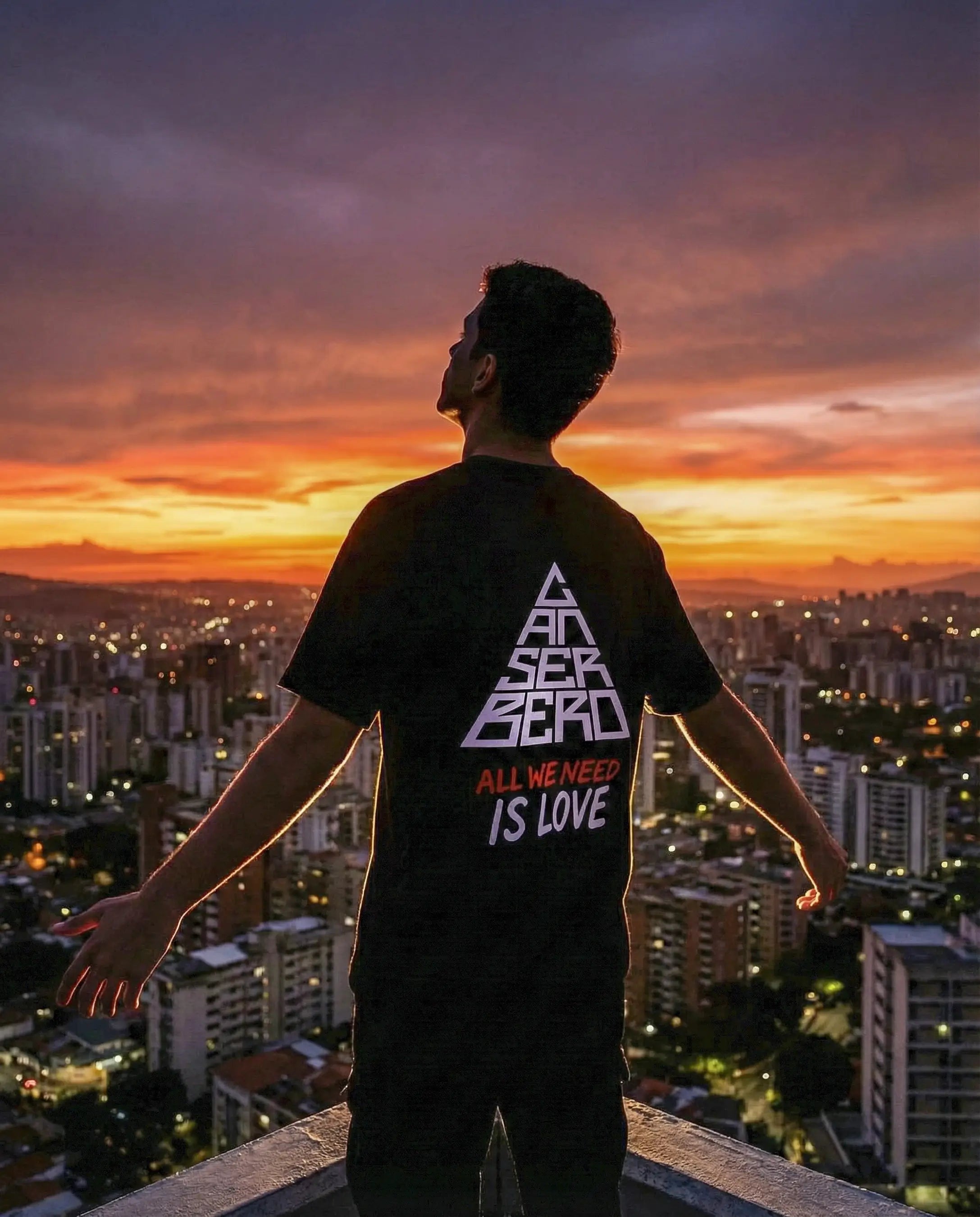 Playera All We Need Is Love – Canserbero