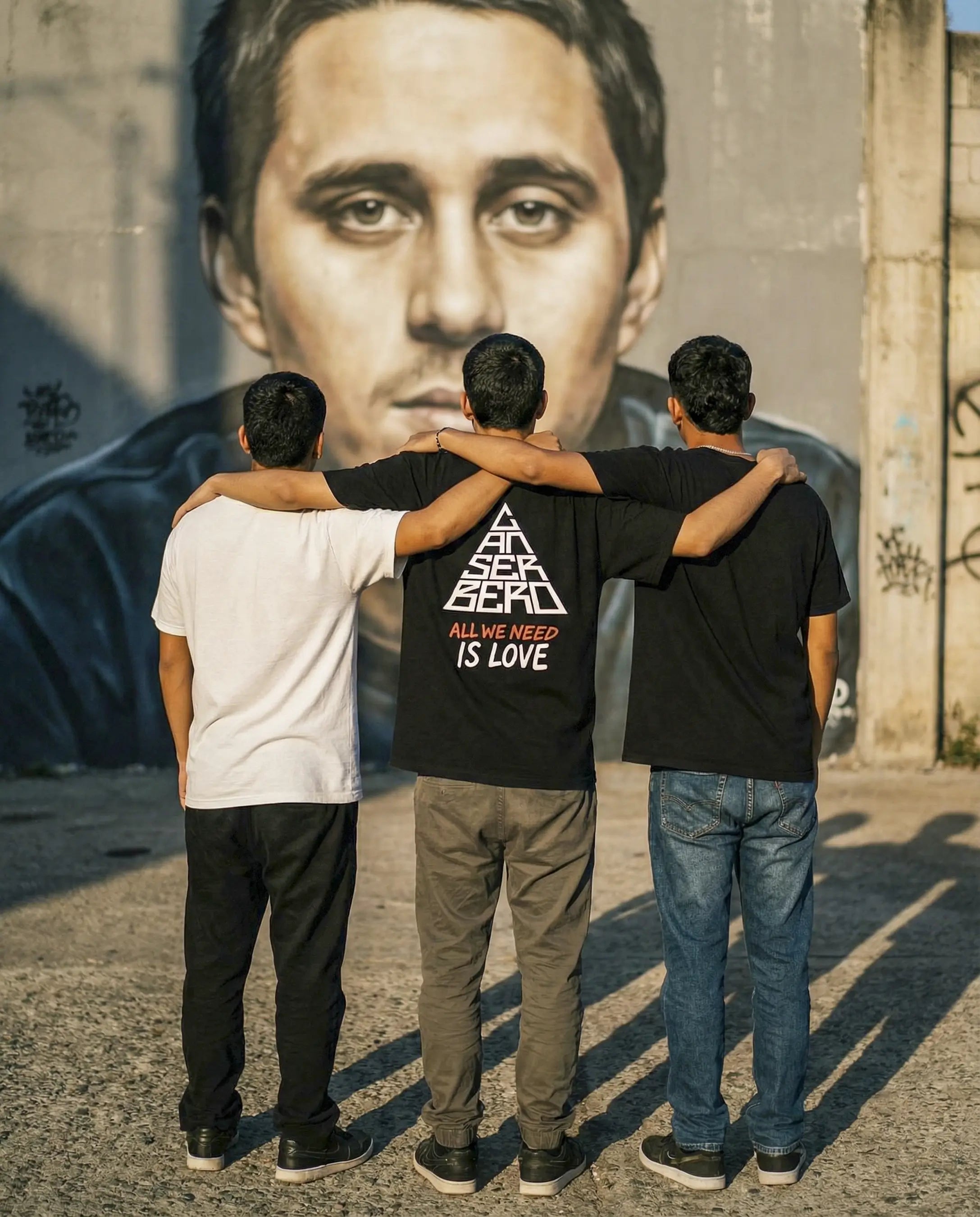 Playera All We Need Is Love – Canserbero